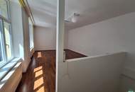 Loftartiges Büro mit großen Fenstern und einer Terrasse - ideal als Atelier oder Studio