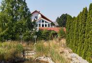 Außergewöhnliches Einfamilienhaus mit zwei Wohneinheiten, großem Garten und Gästehaus in Leobendorf