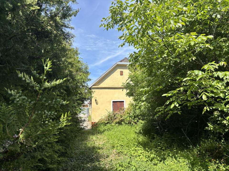 Zwei stark renovierungsbedürftige Häuser mit Garten und Garage in Mehrparteienhof in Rechnitz