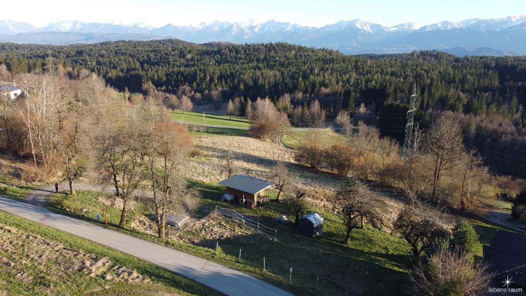 Baugrundstück mit landwirtschaftlicher Fläche in ABSOLUTER RUHELAGE.