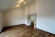 Tolle 3-Zimmer DG-Wohnung mit Balkon - teilweise hohe Räume im Altbau mit 1xSchlafzimmer in den Innenhof - WG geeignet