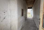 Extrem Sanierungsbedürftiges Haus mit mehreren Nebengebäuden in Ruhelage