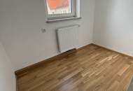 Exklusive Luxus-Singlewohnung in Steyr-Münichholz: frisch saniert, hochwertig ausgestattet, lichtdurchflutete Wohnräume und herrlicher Grünblick – inklusive Abstellraum, der sich ideal als Ankleidezimmer nutzen lässt!