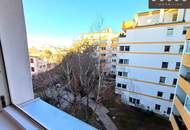 | ÄUSSERST LIEBE SINGLEWOHNUNG IN | ABSOLUTER RUHELAGE | BLICK IN DEN BEGRÜNTEN INNENHOF