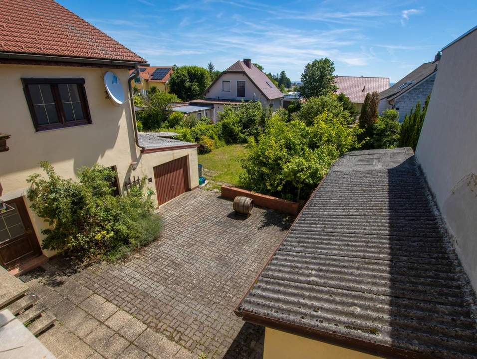 Sanierungsbedürftiges Haus mit 2 Wohneinheiten in Gainfarn!