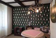 "Haus Emma - mit "Schirm, Charme &amp; Melone"