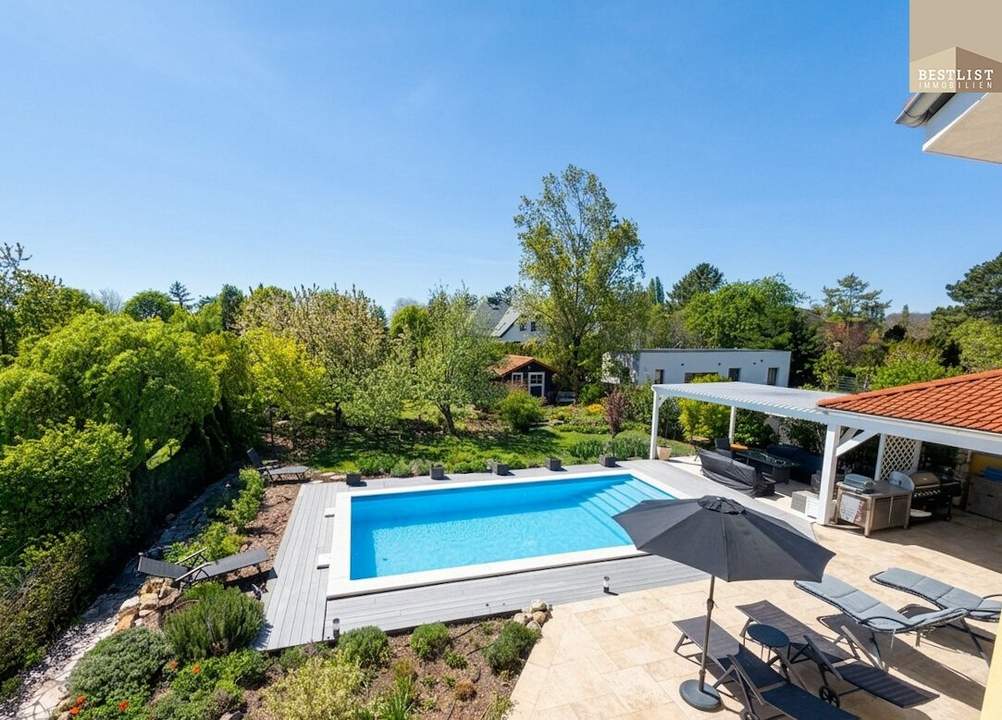 Repräsentatives Anwesen mit parkähnlichem Garten und Pool in Baden