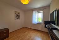 Ästhetische Erdgeschoßwohnung mit großem Eigengarten samt zwei separaten Carports