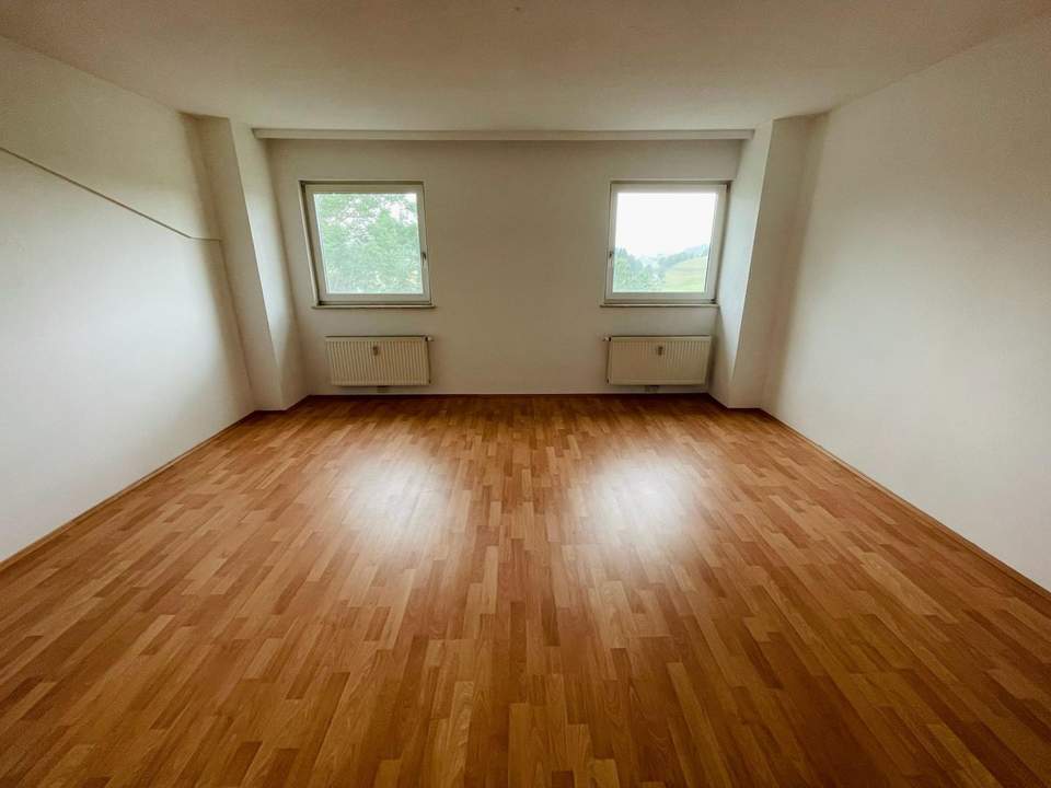Helle 2‑Zimmer‑Wohnung mit Einbauküche, Parkplatz & Keller