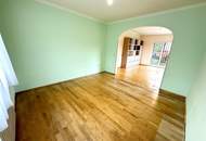 "Haus mit Garten, Pool, und Garage"