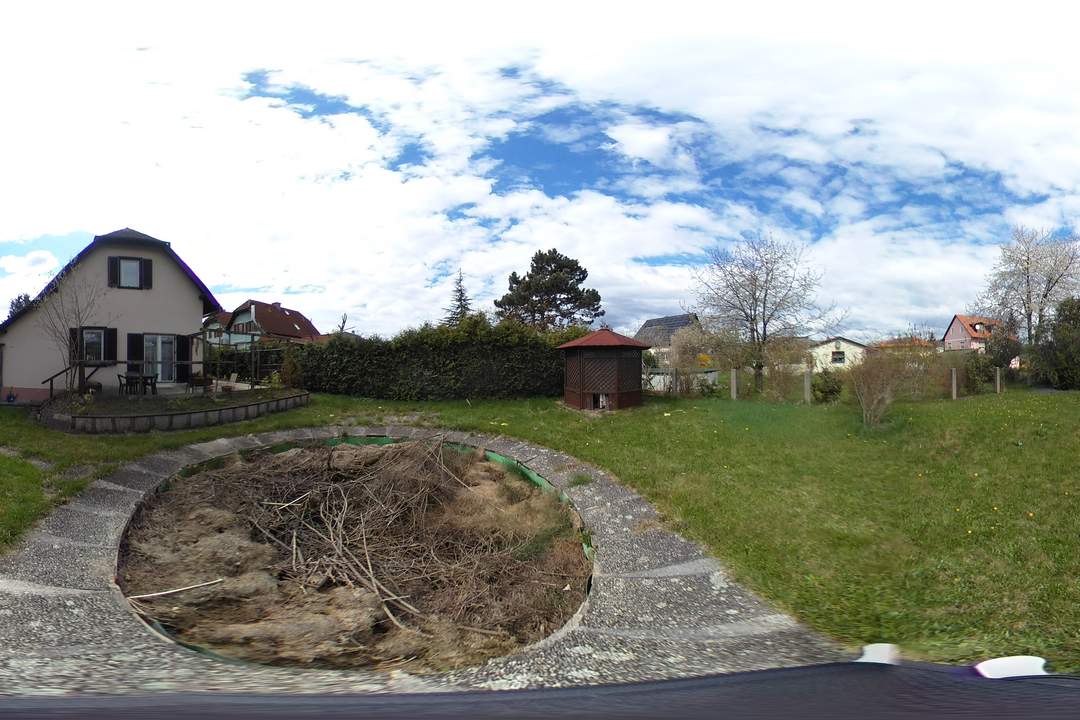 Sanierungsbedürftiges Einfamilienhaus auf großzügigem Grundstück in begehrter Lage!