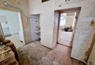 Wer nicht auf schlüsselfertig steht, ist hier richtig! 4-Zimmer Wohnung - Selbst Gestalten! Sanierungsbedürftige Altbauwohnung! U-Bahn ums Eck + Traumhaft renoviertes Altbauhaus + Optimalste Infrastruktur und Anbindung!