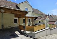 Kleines Markthaus mit Carport und kleinem Garten
