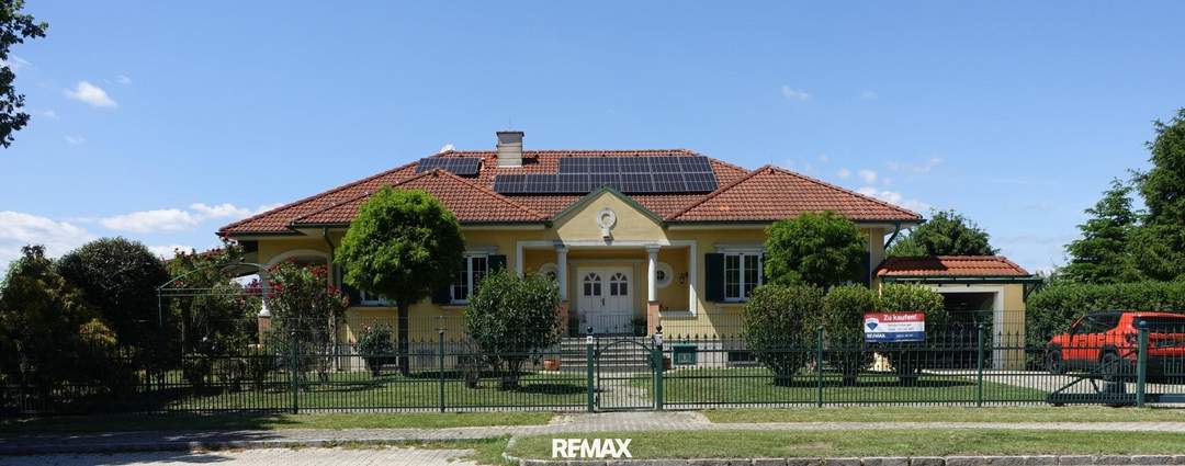 Repräsentatives Einfamilienhaus mit großen Garten, Naturpool, Wellnessbereich & autarker Energieversorgung
