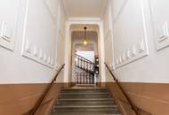 Komplett hofseitg ausgerichtete Stilaltbauwohnung im Jugendstiljuwel Schottenfelder Hof | Blick in den grünen Innenhof | Ideal auch zur WG-Nutzung