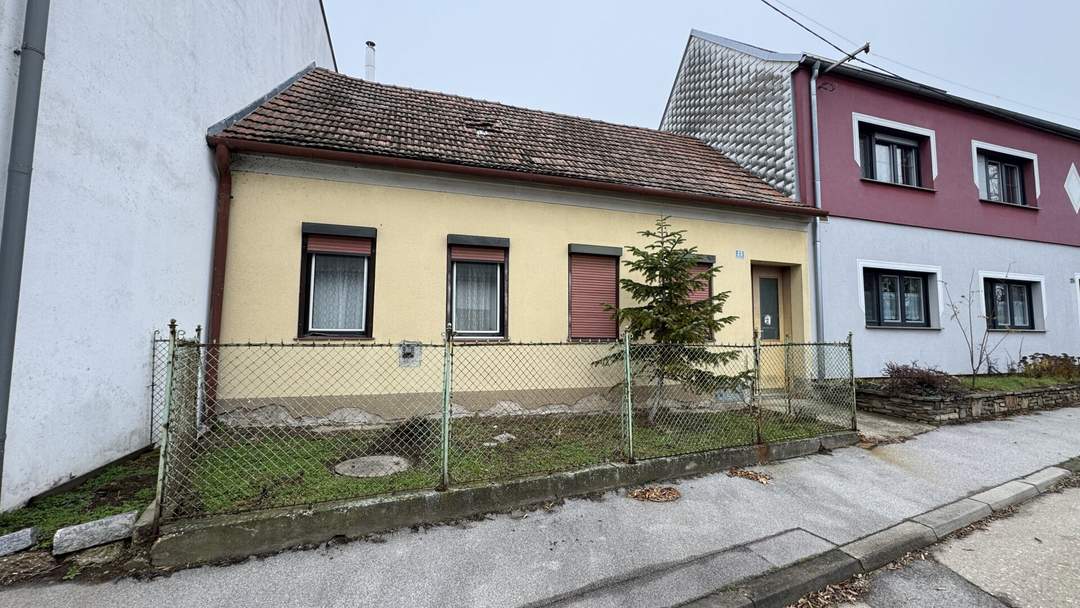 extrem Sanierungsbedürftiges Haus mit mehreren Nebengebäuden in Ruhelage