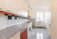 LANDHAUSVILLA mit HOF-ENSEMBLE, GÄSTEWOHNUNGEN UND ENTWICKLUNGSPOTENTIAL