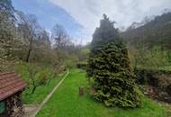 LIEBEVOLLES WOHNJUWEL MIT PARKÄHNLICHEM GARTEN IN TRAUMHAFTER WALDRANDLAGE MIT HERRLICHEM AUSBLICK UNWEIT VOM STAUSEE KRONSEGG