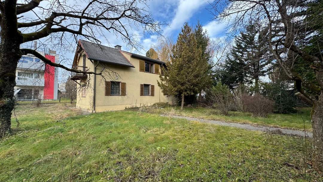 Attraktives Baugrundstück mit sanierungsbedürftigem Haus – Perfekt für Bauträger