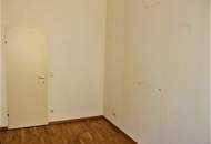 TERRASSENHIT, UNBEFRISTET, 86 m2 Altbau mit 30 m2 Freifläche, 3 Zimmer, Komplettküche, Wannenbad, Parketten, Hofruhelage