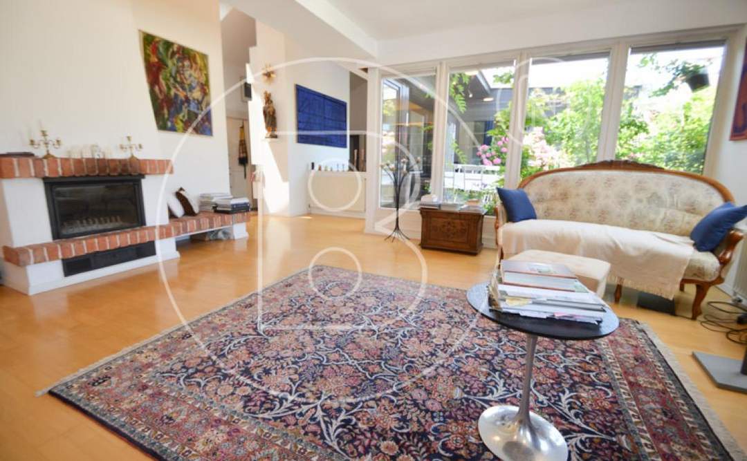 Dachgeschossjuwel mit Blumenparadies-Terrasse in zentraler Lage!