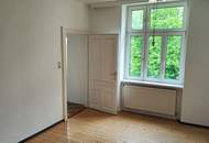 KLASSISCHE ZWEI-ZIMMER-ALTBAUWOHNUNG mit Miniküche und Grünblick!