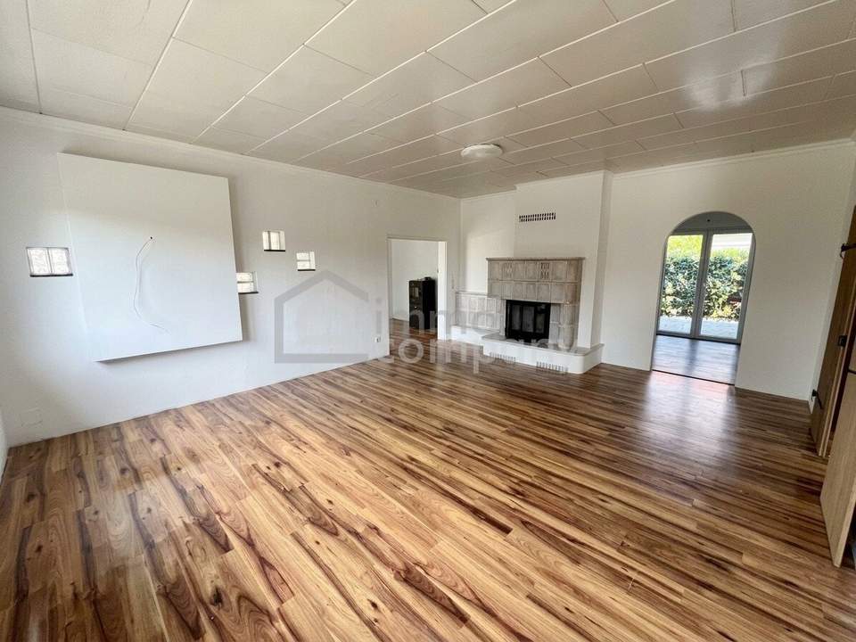 Moderner Bungalow in Seenähe – großer Garten mit zwei Terrassen