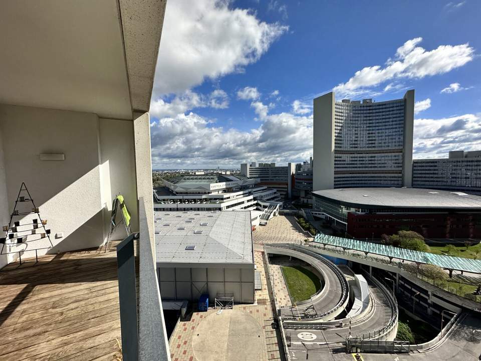 DC-LIVING: Furnished 2-room apartment with loggia (64 m2 total space) ***** available from 01.04.2026 *****