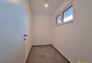 ERSTBEZUG! SCHLÜSSELFERTIG. 144 m² WOHNNUTZFLÄCHE, 5 ZIMMER, 2 BÄDER, 3 WC's, TRAUMHAFTE DACHTERRASSE MIT 31 m², INKLKUSIVE KFZ-STELLPLATZ.