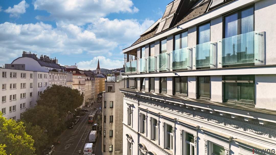 Altbau-Chic im Dachgeschoss | 3-Zimmer Balkonwohnung mit Klimaanlage und Fußbodenheizung