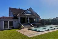 MODERNE ELEGANZ - GROSSZÜGIGER FAMILIENHIT MIT POOL UND POOLHAUS