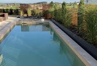 Zuhause ankommen: Traumhaus mit Salzwasserpool und moderner Gartengestaltung.