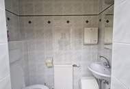 WOHN- UND GESCHÄFTSHAUS ALS GROSSZÜGIGES LANDHAUS MIT GESCHLOSSENEM INNENHOF, WERKSTATT, BÄCKEREI, KAFFEEHAUS UND NEBENGEBÄUDEN