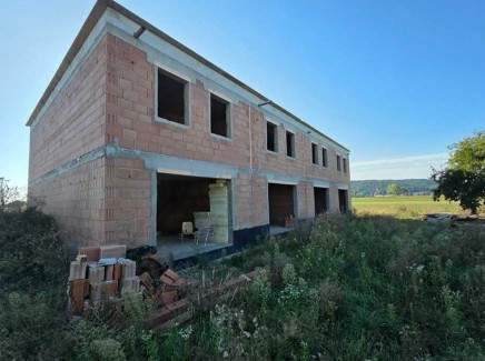 PROJEKTENTWICKLER UND BAUHERREN AUFGEPASST: SELTENE GELEGENHEIT AUF VIER REIHENHÄUSER IM ROHBAU MIT ENTWICKLUNGSMÖGLICHKEITEN