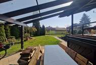 TRAUMHAFTER BUNGALOW FÜR ZWEI PERSONEN SAMT NEBENGEBÄUDE FÜR HOBBYRAUM, PARKÄHNLICHEM GARTEN MIT SCHWIMMTEICH ALS NATURPOOL DIREKT AN FELDER DER REGION ANGRENZEND