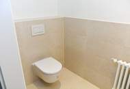 Großzügige Altbauwohnung mit kleinem Balkon in repräsentativen Stilaltbau