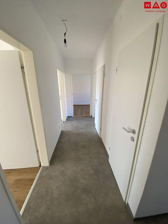 Geld sparen und den Sommer auf Balkonien genießen! Umfassende Sanierungsarbeiten versprechen einen traumhaften Rückzugsort zum Wohlfühlen: geräumiges Wohnzimmer mit Zugang zum sonnigen Balkon, modernes Badezimmer und praktischer Abstellraum!