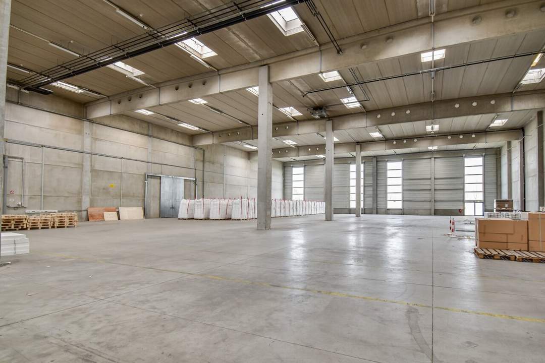 Lagerhalle 2600 m2 in Wr. Neudorf - Büros im Hauptgebäude verfügbar