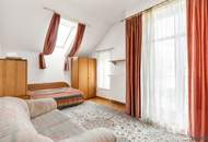 RESIDIEREN BEIM ROTEN BERG II GARAGE II SAUNA II NEUE PV-ANLAGE II 6 ZIMMER II 4 BÄDER II 54m² WOHNZIMMER MIT KAMIN II 2 TERRASSEN II BALKON II GARTEN II GROSSER KELLER