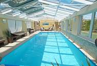 2241 Schönkirchen: Rarität! Traumhafte Wohlfühloase samt Schwimmhalle in bester Lage!