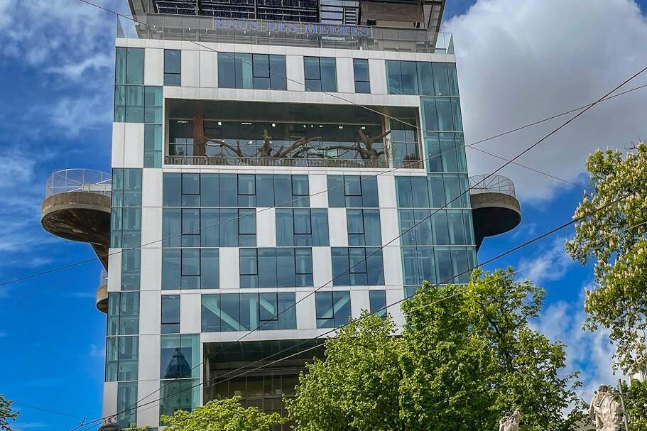 Großzügige Altbauwohnung mit kleinem Balkon in repräsentativen Stilaltbau, Wohnung-miete, 3.190,00,€, 1060 Wien 6., Mariahilf