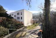 Eine helle, renovierungsbedürftige 3-Zimmer Dachgeschosswohnung &amp; PP // A bright, 3-room attic apartment in need of renovation &amp; parking //