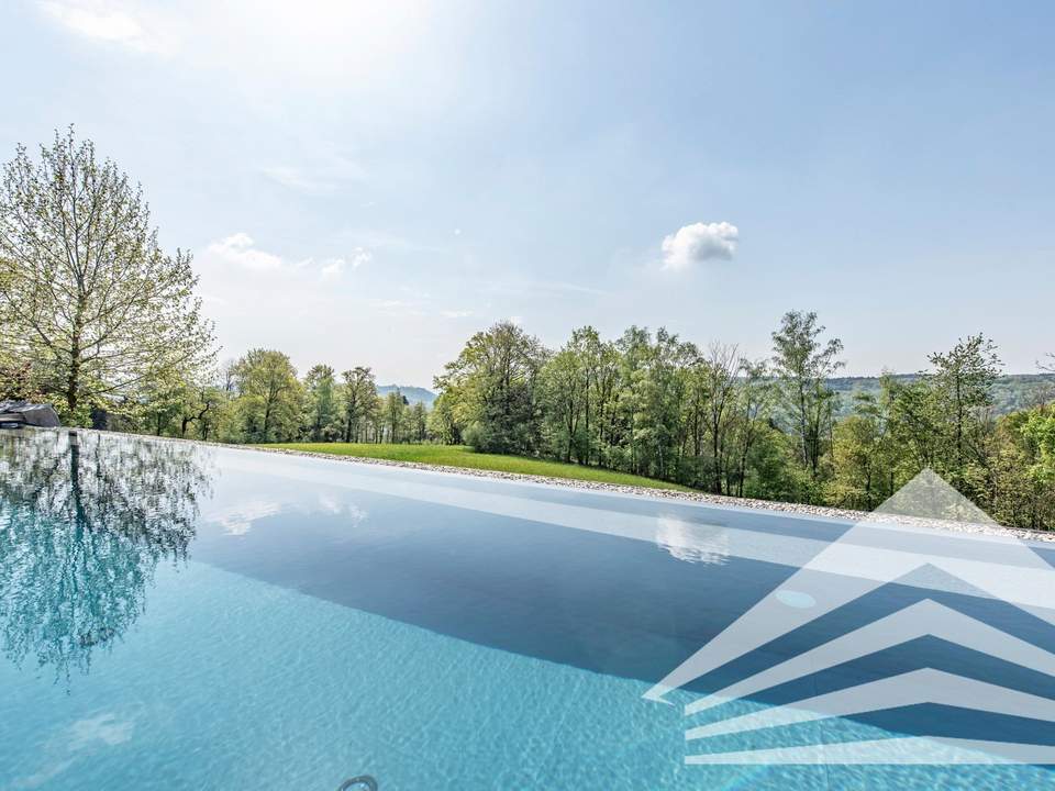 Stadtnahe High-End Villa mit unverbaubarem Naturblick & Infinity-Pool!