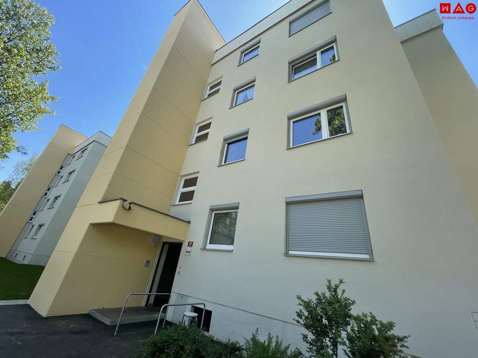 Neu sanierte 2-Zimmerwhg. im Grünen – mit Balkon & Garage!