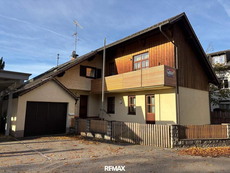 Großzügiges Ein- oder Zweifamilienhaus mit Pool in attraktiver, zentraler Lage