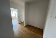 UNBEFRISTET - helle 2,5-Zimmer Dachgeschosswohnung mit Wohnküche, Schrankraum, 26 m2 Dachterrasse und Kellerabteil nahe Schönbrunn