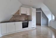 HELLE DACHGESCHOSSWOHNUNG MIT GARTENMITBENÜTZUNG