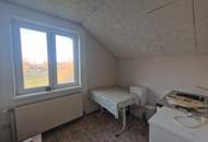 LIEBEVOLLES EIN- BZW. MEHRFAMILIENHAUS IN TRAUMHAFTER WOHNLAGE MIT HERRLICHEM FERNBLICK DIREKT AN FELDER DER REGION ANGRENZEND