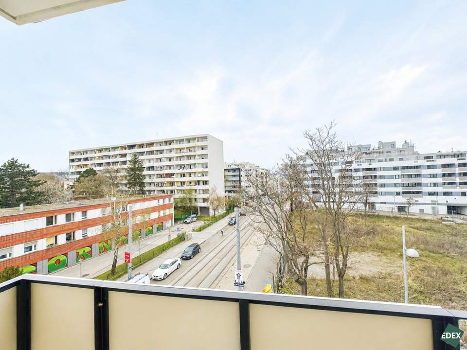 Modern 2-Room Apartment with Balcony - Just Steps from the U3 Metro Station