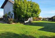 Geräumiges Stockhaus mit angebautem Laubengang und Garagentrakt